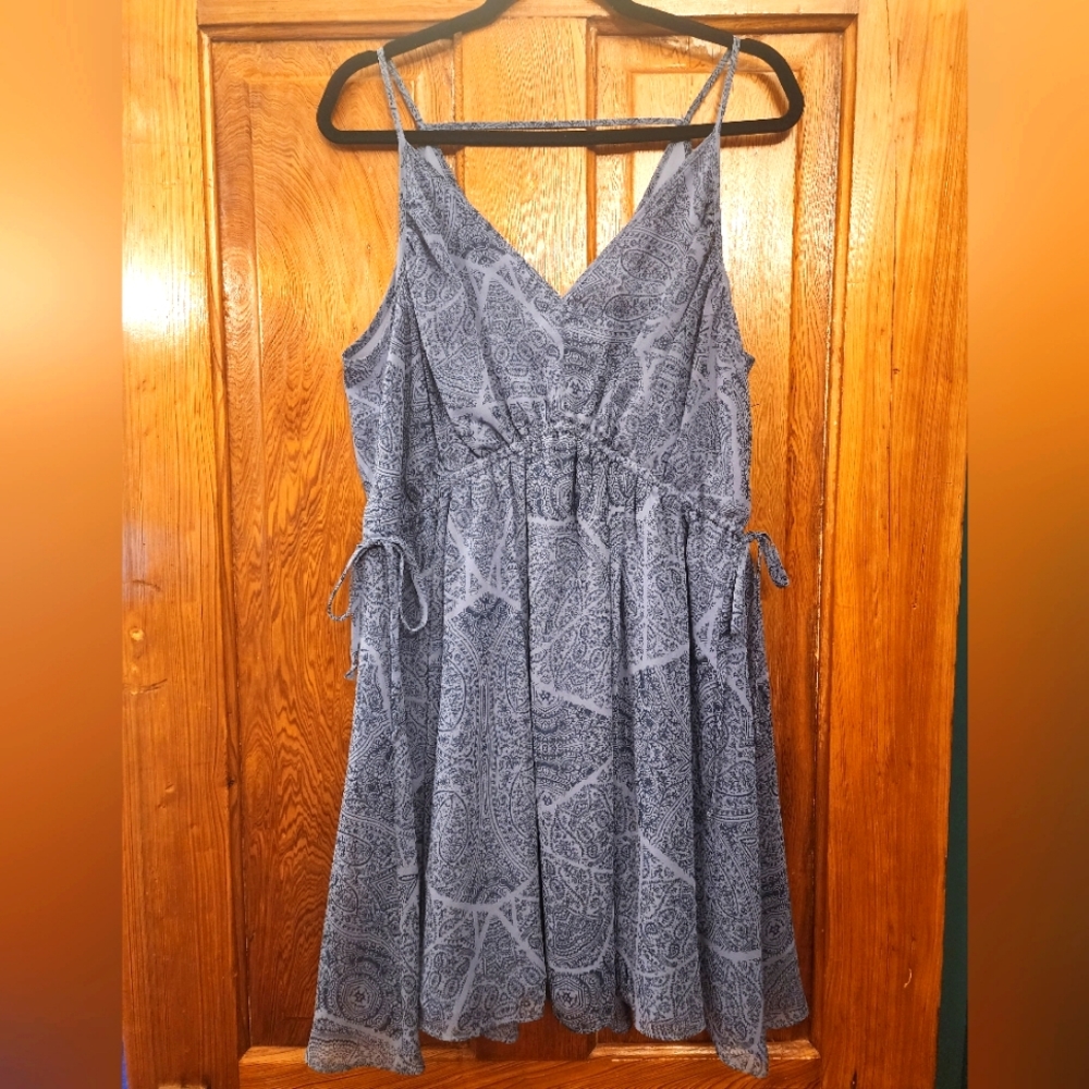 Paisley print mini blue dress with cinched waist and bow-tye details